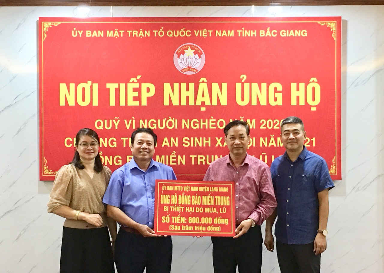 Ủy ban MTTQ huyện Lạng Giang ủng hộ đồng bào Miền Trung bị lũ lụt